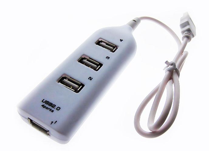 Micro-USB kobles til berøringsgrensesnittet, USB til venstre gjennom adapteren er koblet til strømnettet, og til høyre er det satt inn flash-stasjon